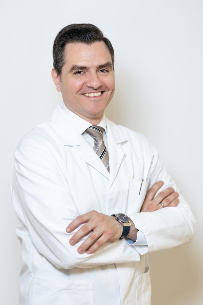 Portrait von Dr. Sebastian Farr vor weißem Hintergrund